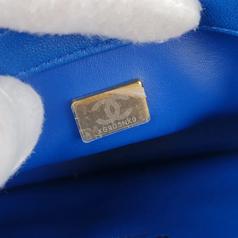 Chanel Crossbody Bag Blue Lambskin One Size17 × 8 × 13.5 cm — detail view 5 of 14