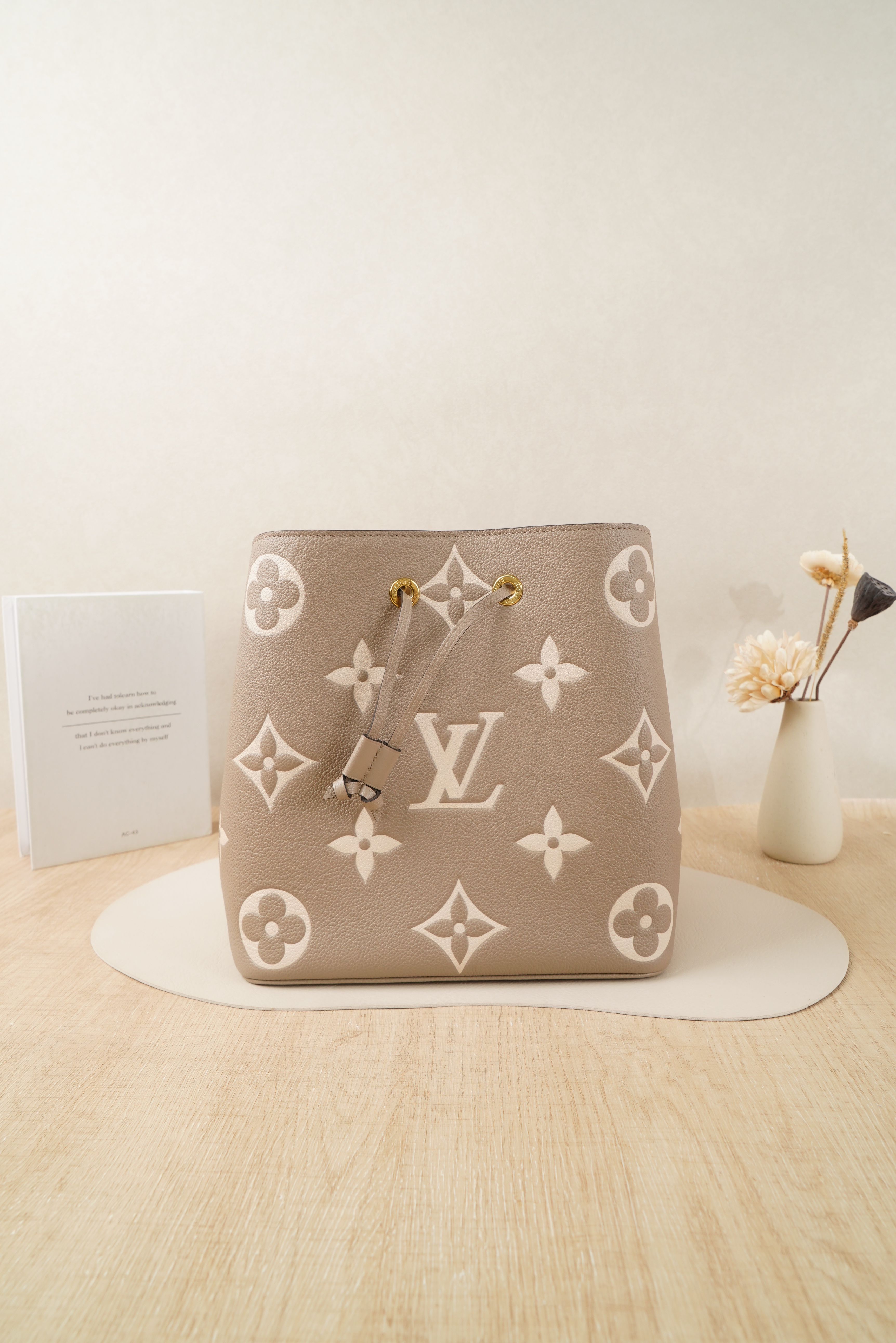 Louis Vuitton Crossbody Bag Grey Calfskin Medium26 × 17 × 26 cm