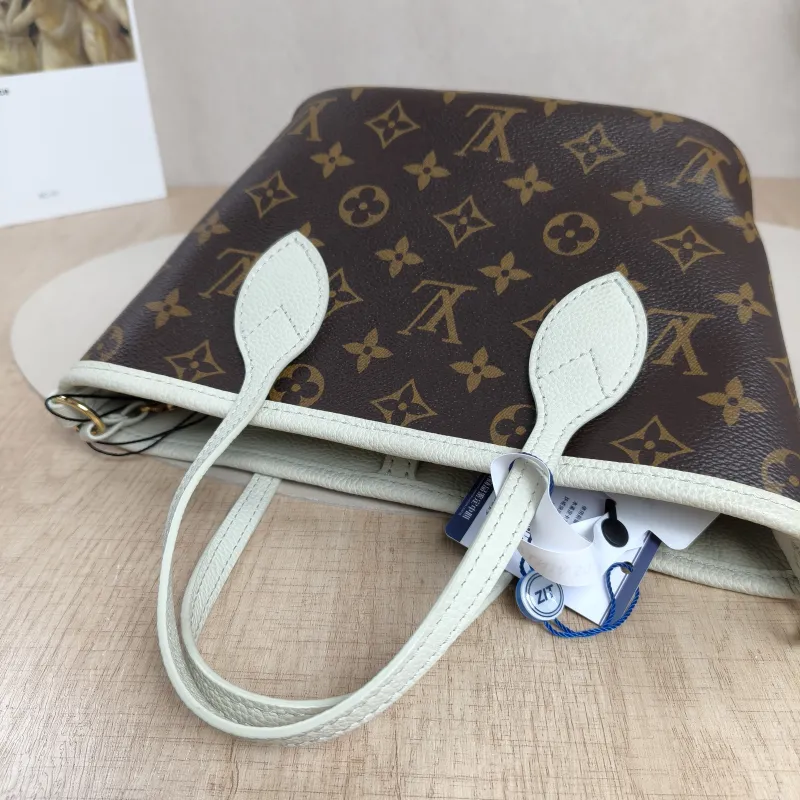 Louis Vuitton Crossbody Bag NEVERFULL INSIDE OUT BB Green PVC · Calfskin BB26.5 × 11 × 16.5 cm — detail view 7 of 15