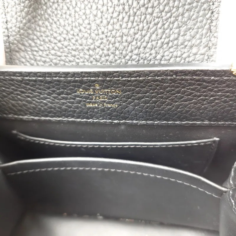 Louis Vuitton Crossbody Bag Capucines Black · Calfskin Mini 21 × 8 × 14 cm — detail view 10 of 13