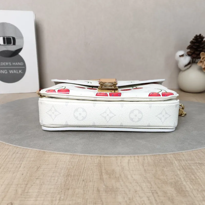 Louis Vuitton Crossbody Bag Pochette Métis East West White · PVC Small21.5 × 6 × 13.5 cm — cover view 3 of 6