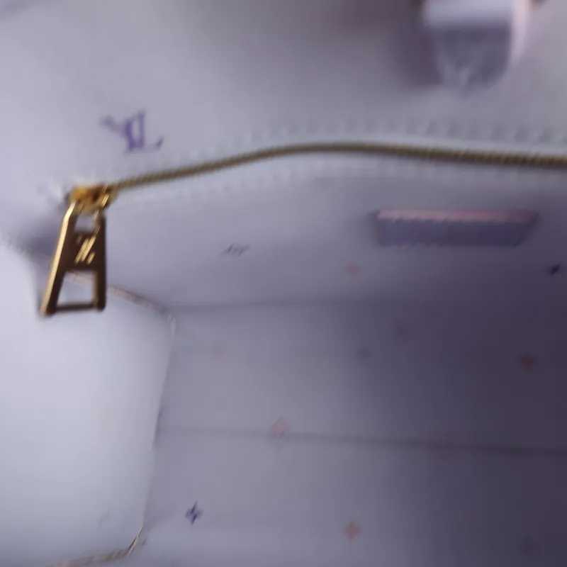 Louis Vuitton Top Handle Bag Onthego Calfskin Small 25 × 11.5 × 19 cm — detail view 1 of 10