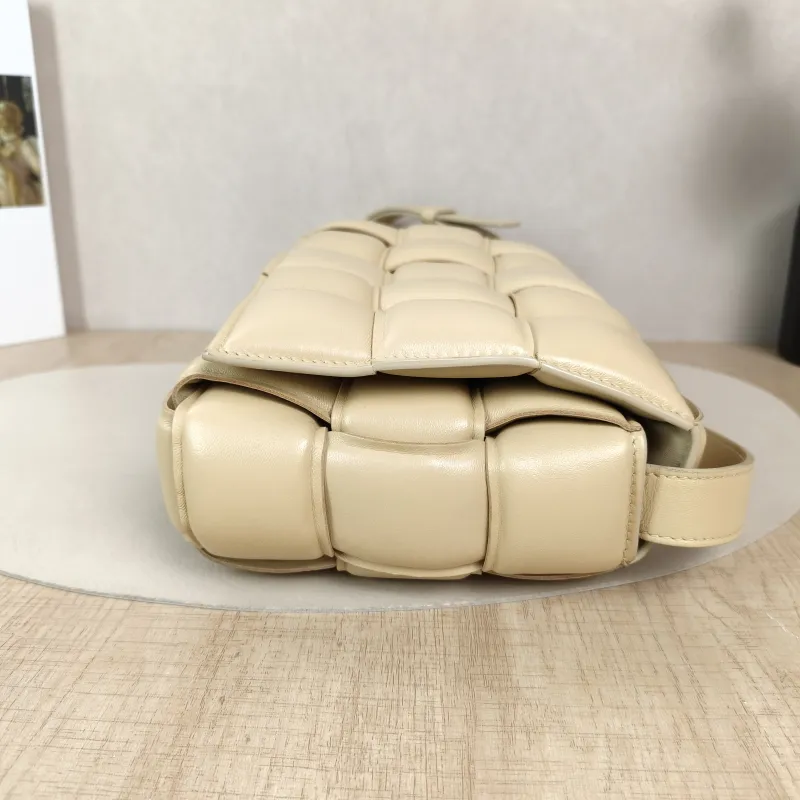 Bottega Veneta Crossbody Bag Padded Cassette Woven Lambskin Medium26 × 8 × 18 cm — detail view 4 of 14