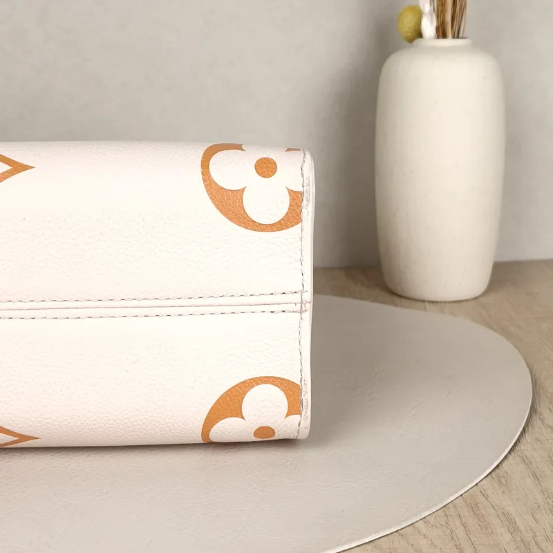 Louis Vuitton Shoulder Bag Onthego White Empreinte Embossed Calfskin Monogram Small25 × 11.5 × 19 cm — detail view 9 of 12
