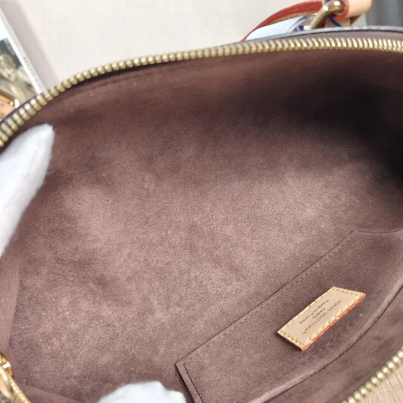 Louis Vuitton Shoulder Bag Squire East West Monogram PVC One Size29 × 8 × 14 cm — detail view 5 of 10