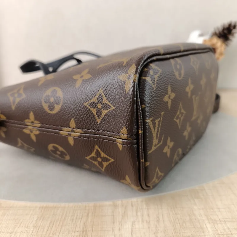 Louis Vuitton Crossbody Bag NEVERFULL INSIDE OUT BB Black PVC · Calfskin BB26.5 × 11 × 16.5 cm — detail view 2 of 11