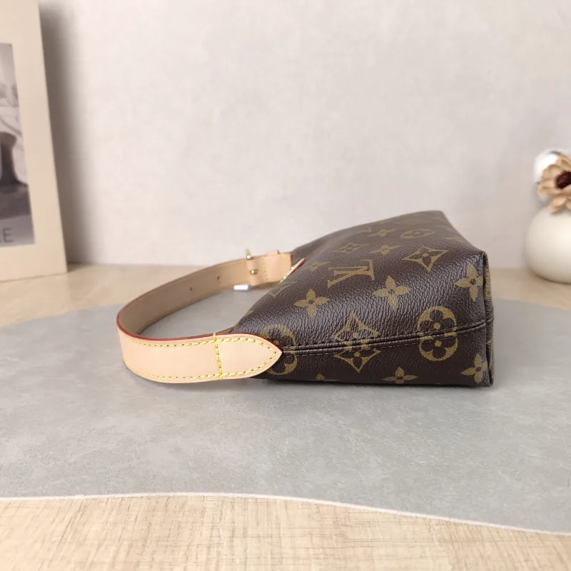 Louis Vuitton Shoulder Bag Pochette Hills Monogram PVC One Size 18.5 × 6.5 × 11 cm — detail view 1 of 13
