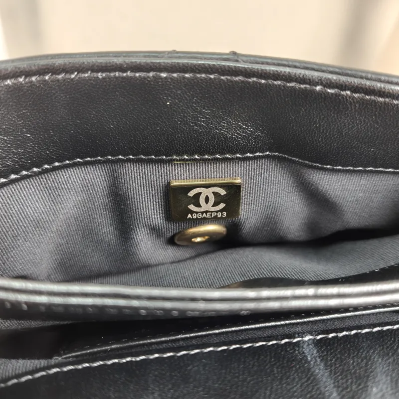 Chanel Crossbody Bag Black Calfskin 19 × 5.5 × 11 cm Microchip Edition — detail view 5 of 11