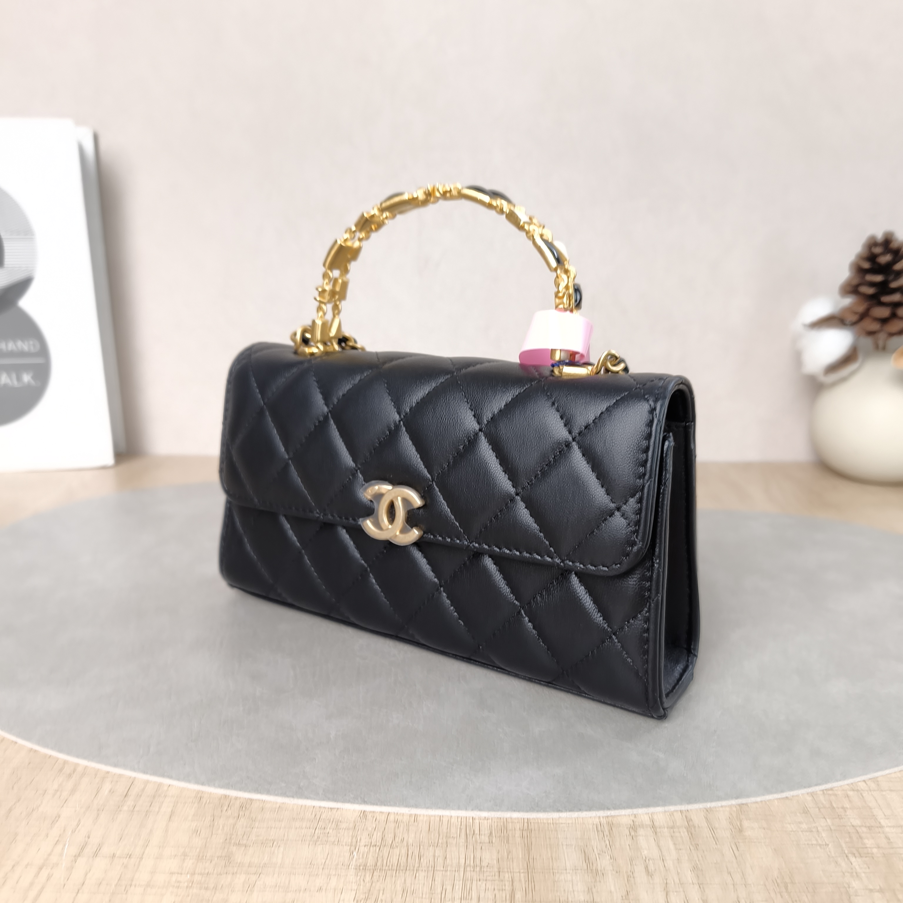 Chanel Crossbody Bag22b kelly Black Lambskin18.5 × 4.5 × 10 cm — cover view 4 of 5