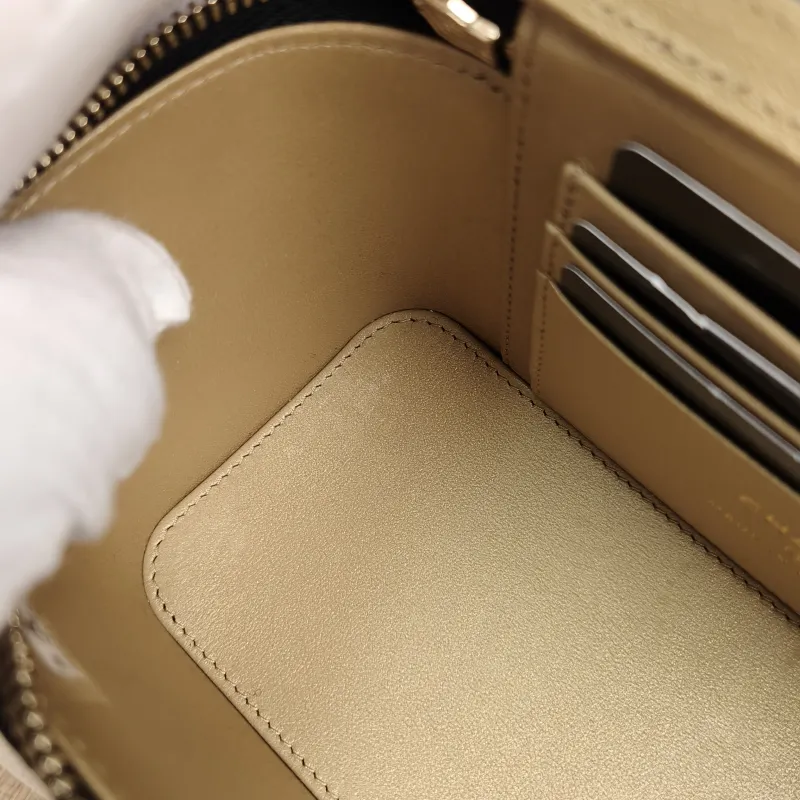 Chanel Crossbody Bag Edition Black Lambskin One Size17 × 8 × 9.5 cm — detail view 4 of 13
