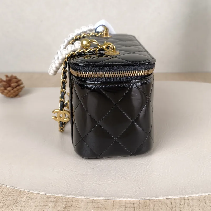 Chanel Crossbody Bag Edition Black Patent Leather One Size16 × 8 × 9.5 cm — detail view 12 of 14