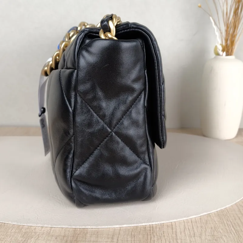 Chanel 19Bag Black Lambskin Medium30 × 10 × 20 cm — detail view 11 of 15