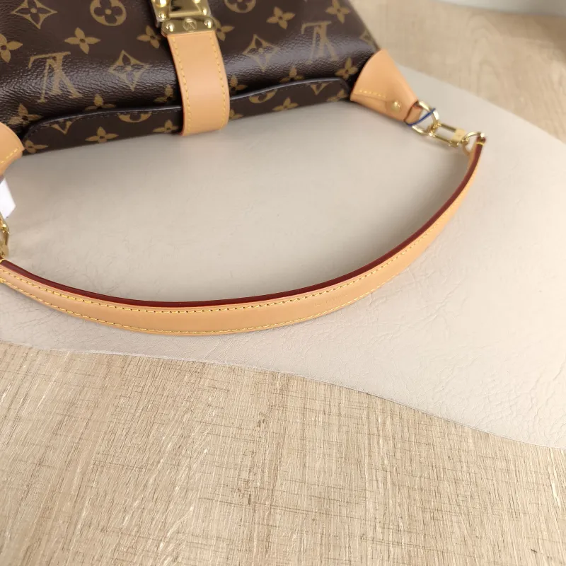 Louis Vuitton Shoulder Bag Pochette Mia Monogram PVC One Size 22 × 8 × 14.5 cm — detail view 2 of 10