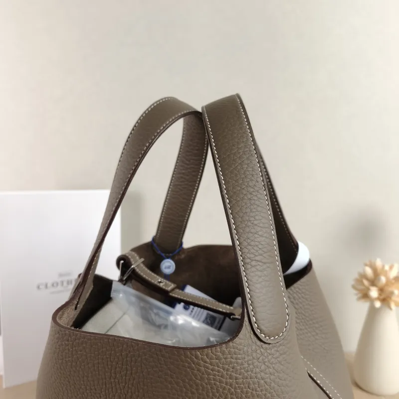 Hermès Top Handle Bag Picotin Lock 22 22 18 TC Calfskin Medium 22 × 17 × 21 cm W — detail view 10 of 10