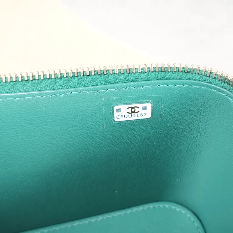 Chanel Crossbody Bag Edition Green Lambskinmini16 × 8 × 9.5 cm — detail view 3 of 15