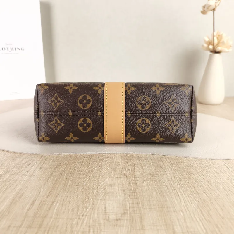 Louis Vuitton Shoulder Bag Pochette Mia Monogram PVC One Size 22 × 8 × 14.5 cm — cover view 3 of 6