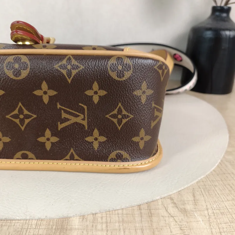 Louis Vuitton Crossbody Bag Diane Baguette Bag Shoulder Strap PVC Small 24 × 9 × 15 cm — detail view 8 of 13