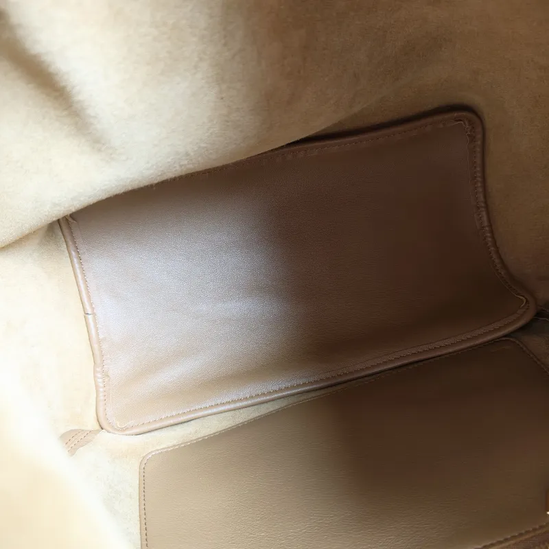 LOEWE Crossbody Bag Squeeze Lambskin Medium 34 × 13.5 × 33 cm — detail view 4 of 11
