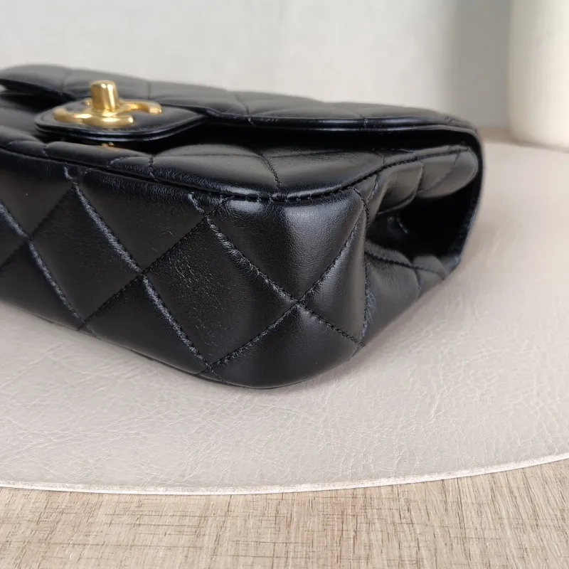 Chanel Crossbody Bag 26c Pearl Black Lambskin Small 20 × 6 × 14 cm — detail view 3 of 12