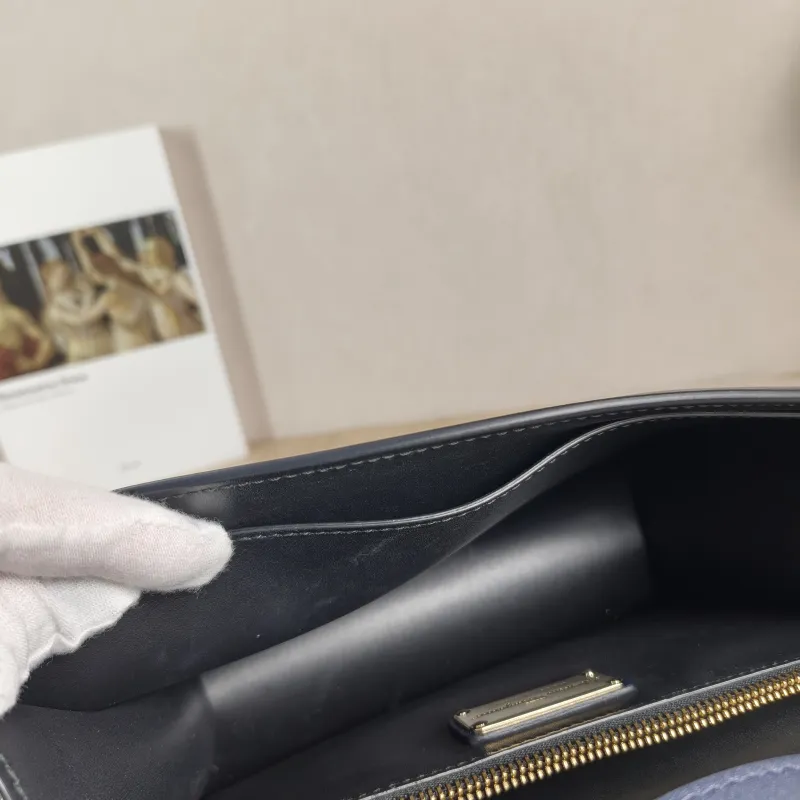 FERRAGAMO Shoulder Bag Shoulder Bag Navy Calfskin One Size25 × 9 × 16.5 cm — detail view 8 of 12