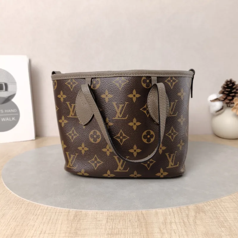 Louis Vuitton Crossbody Bag NEVERFULL INSIDE OUT BB PVC · Calfskin BB26.5 × 11 × 16.5 cm — cover view 4 of 5