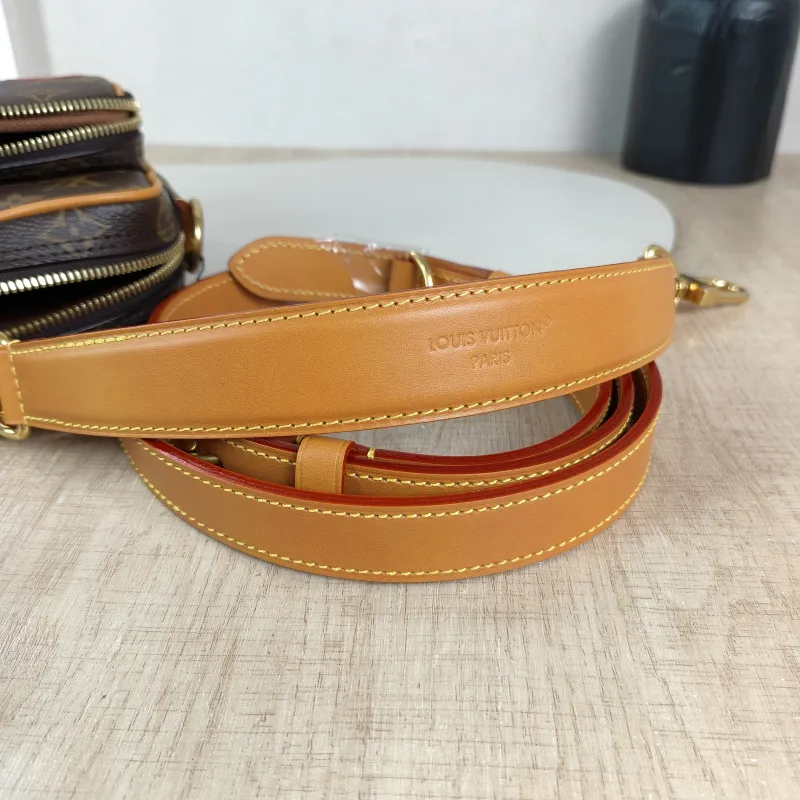 Louis Vuitton Crossbody Bag Nil Messenger Bag Monogram PVC 22 × 7 × 16.5 cm — detail view 1 of 11