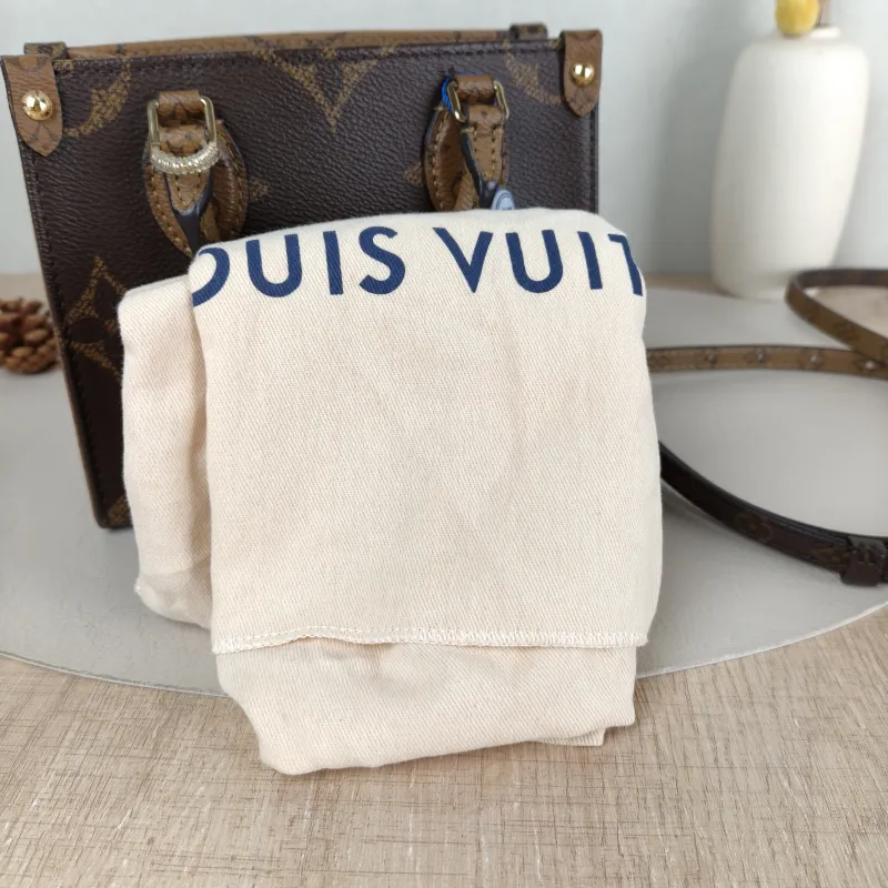 Louis Vuitton Crossbody Bag Onthego BB Monogram PVC BB 18 × 8.5 × 15 cm — detail view 5 of 11