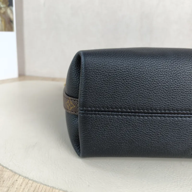 Louis Vuitton Crossbody Bag Multipass Hobo Shoulder Bag Black Calfskinmini17.5 × 9.5 × 18 cm — detail view 3 of 13