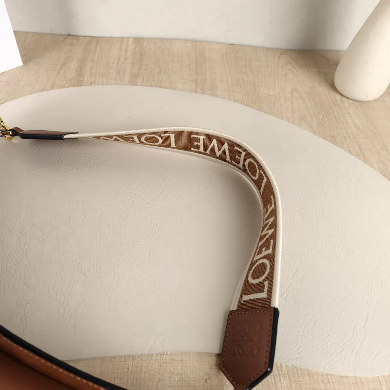 LOEWE Shoulder Bagluna Shoulder Bag Caramel Calfskin One Size32 × 9 × 27 cm — detail view 6 of 10