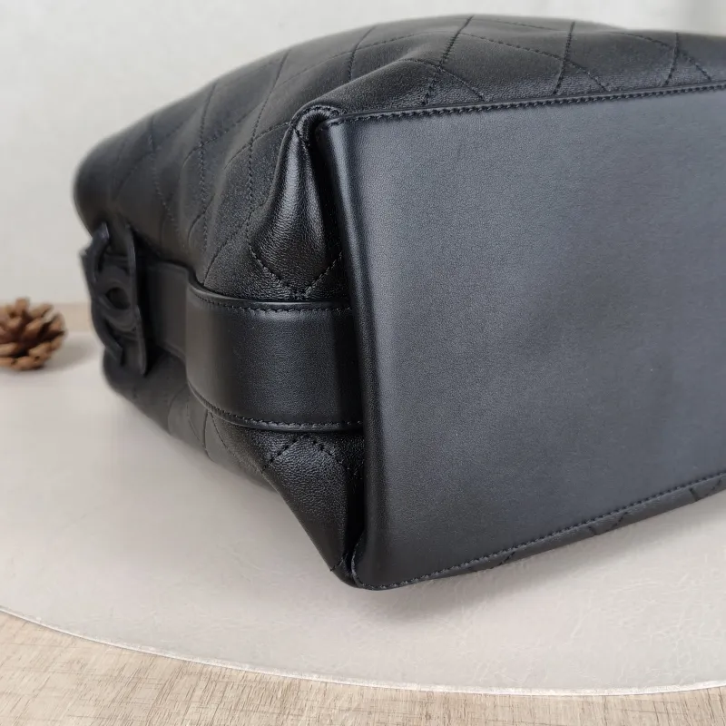 Chanel Shoulder Bag Bucket Bag Black Lambskin 22.5 × 13 × 22 cm — detail view 1 of 10