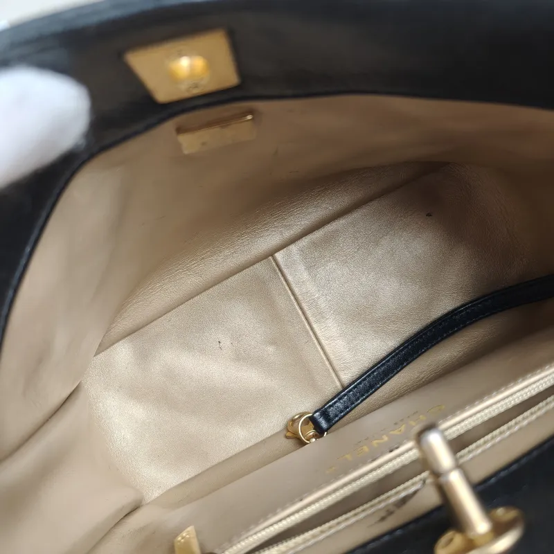 Chanel Shoulder Bag hobo Black with Gold-Tone Hardware Lambskin One Size 22 × 9 × 19 cm — detail view 5 of 11