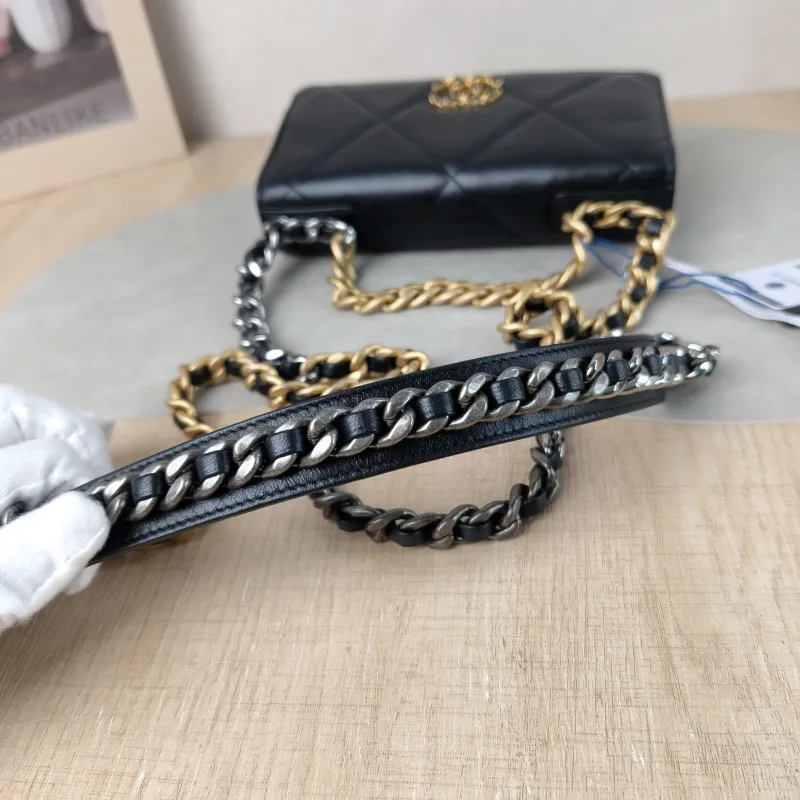 Chanel Crossbody Bag 19Bag WOC Black SL ambskin Mini 19.2 × 3.5 × 12.3 cm 30 — detail view 5 of 16