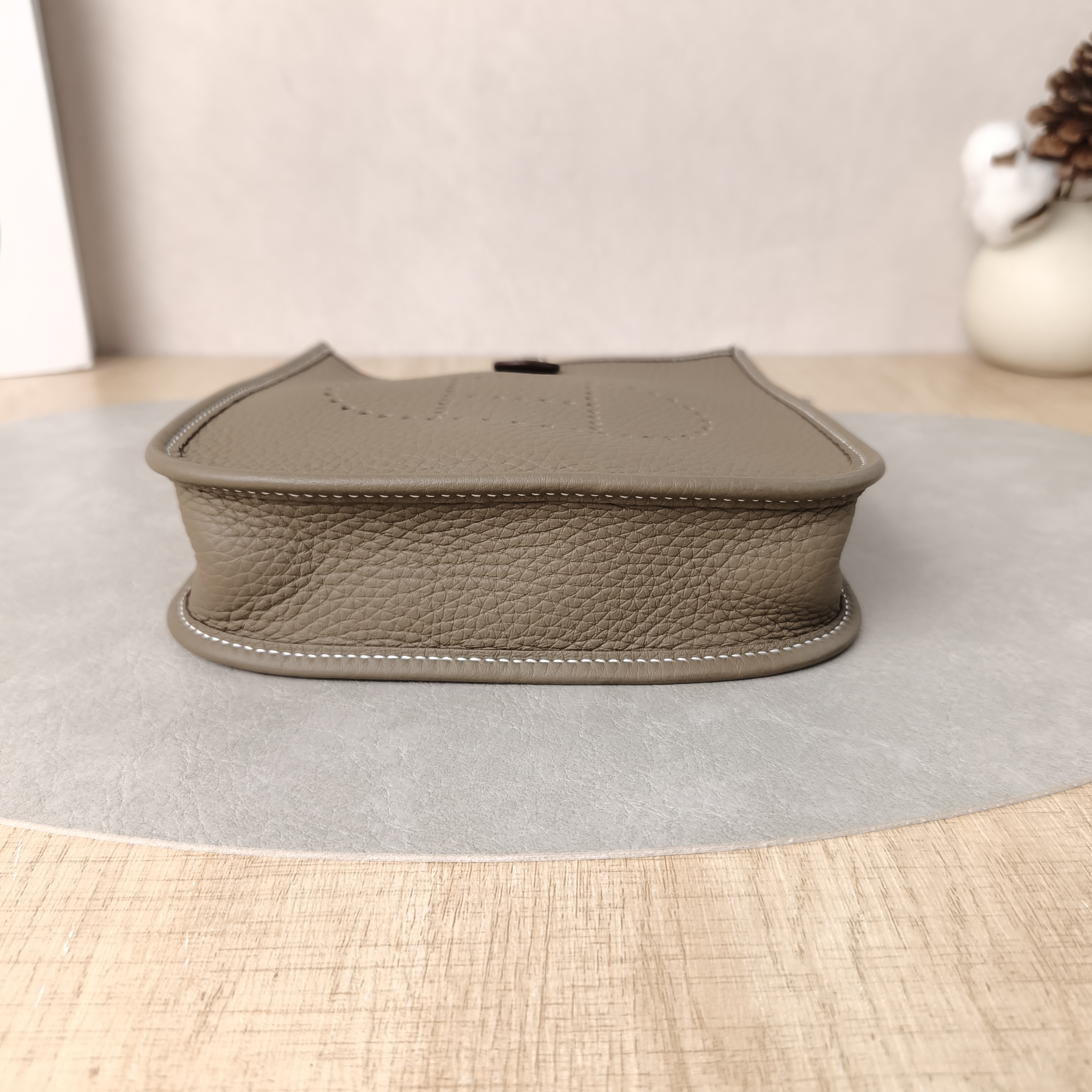 Hermès Crossbody Bag Evelyne Mini 16 Mini 16 TC Calfskinmini17 × 5.5 × 18 cm Shoulder Strap — cover view 6 of 6