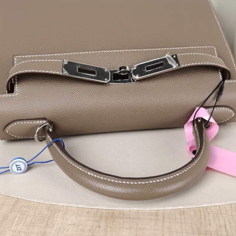 Hermès Shoulder Bag Kelly 28 Silver-Tone Hardware18 Epsom Calfskin Medium28 × 10 × 22 cm — detail view 12 of 13