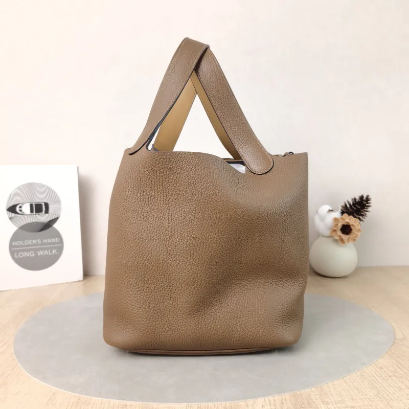Hermès Top Handle Bag Picotin Lock 22 223G Taurillon Clemence TC Calfskin Medium22 × 17 × 21 cm — detail view 5 of 12