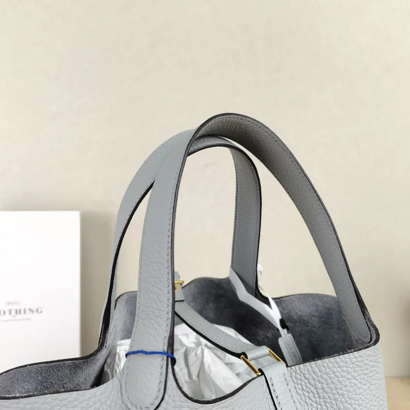 Hermès Top Handle Bag Picotin Lock 22 228U Taurillon Clemence TC Calfskin Medium22 × 17 × 21 cm — detail view 8 of 13