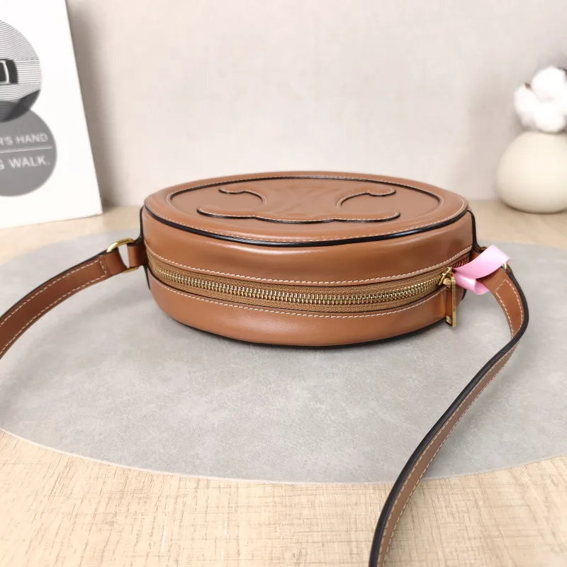 CELINE Crossbody Bag Cuir Triomphe Brown Calfskin Large 20 × 6 × 15 cm — detail view 2 of 10