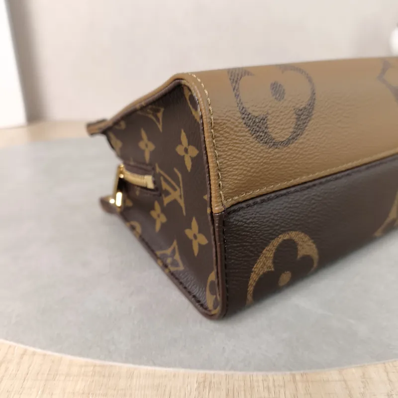 Louis Vuitton Crossbody Bag Onthego East West Monogram PVC Small25 × 10 × 13 cm — detail view 1 of 12