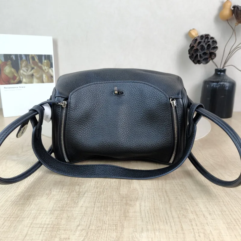 Hermès Crossbody Bag Lindy 26 89Black Taurillon Clemence TC Calfskin Small 26 × 12 × 18 cm B — detail view 10 of 11