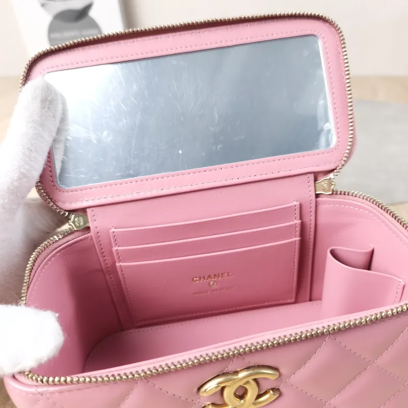 Chanel Crossbody Bag Pink Lambskin One Size17 × 8 × 9.5 cm — detail view 9 of 15