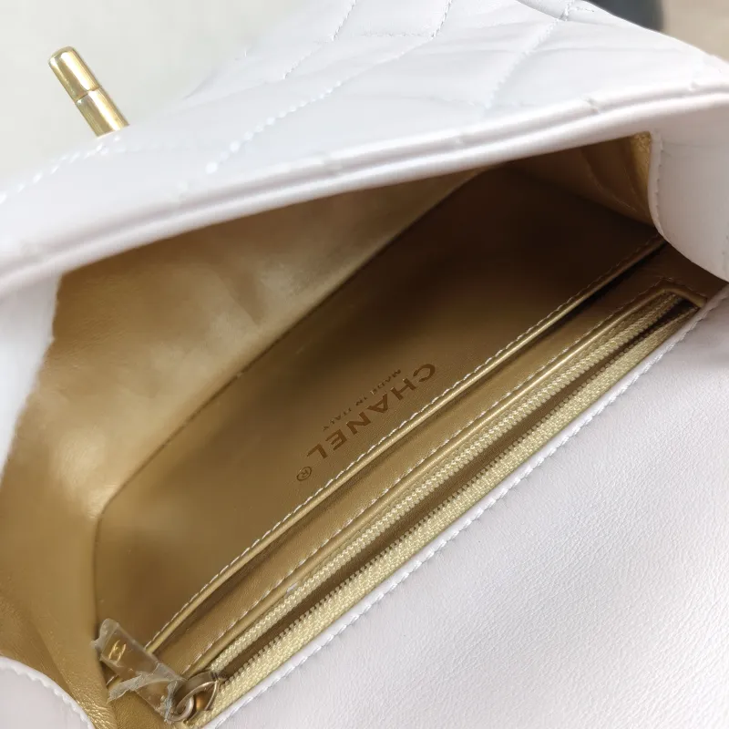 Chanel Crossbody Bag Lambskin One Size17 × 8 × 13.5 cm — detail view 8 of 13