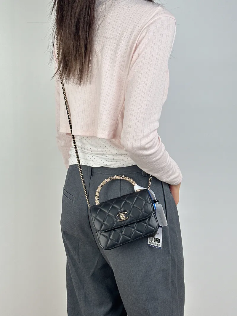 Chanel Crossbody Bag26c Pearl Black Lambskinmini15 × 5.5 × 10.5 cm — on-model view 2 of 3