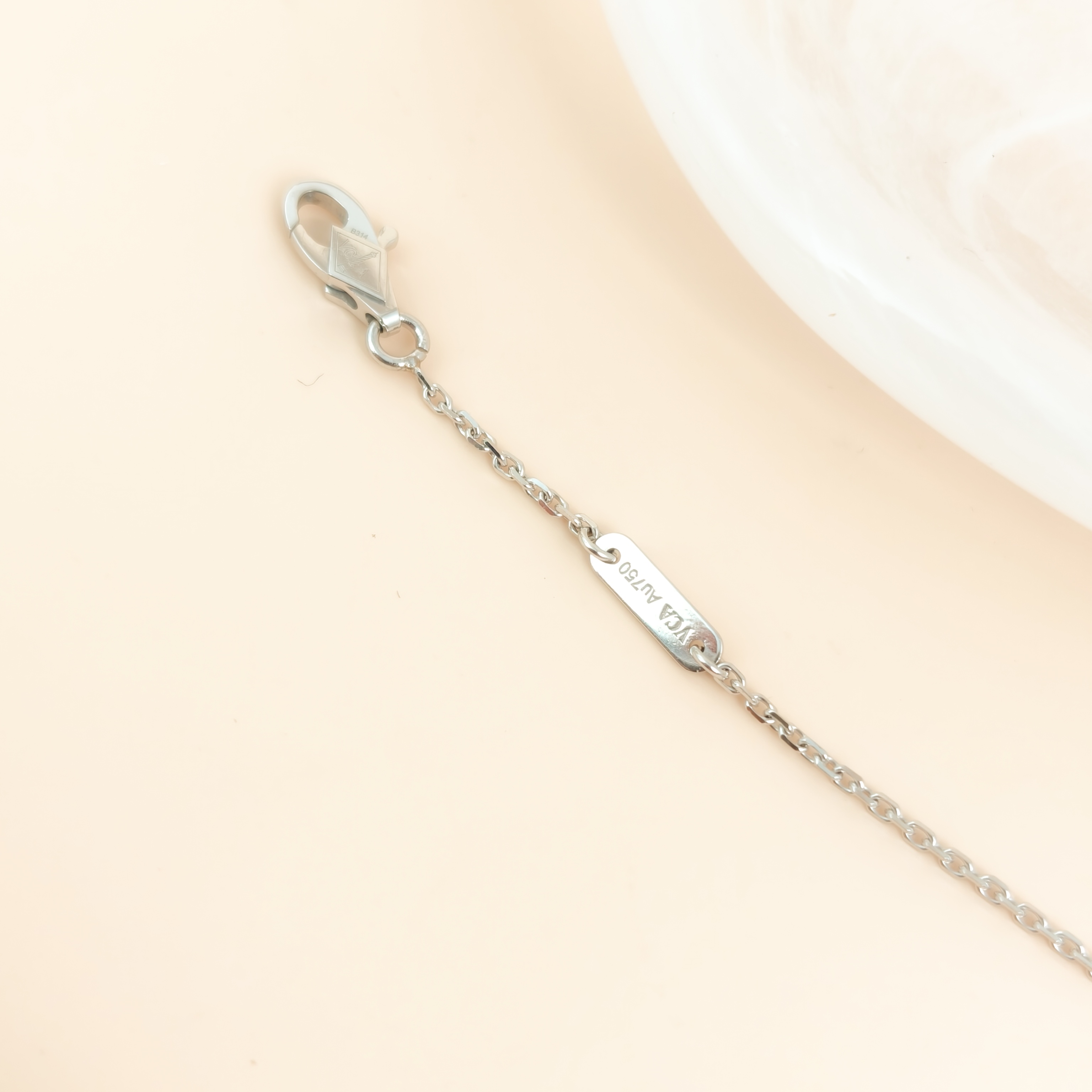 Van Cleef & Arpels Necklace Alhambra Alhambra Collection Necklace White Gold Diamond Silver18KW hite Gold Sweet Mini0.95 × 0.95 × 40 cm — cover view 4 of 10