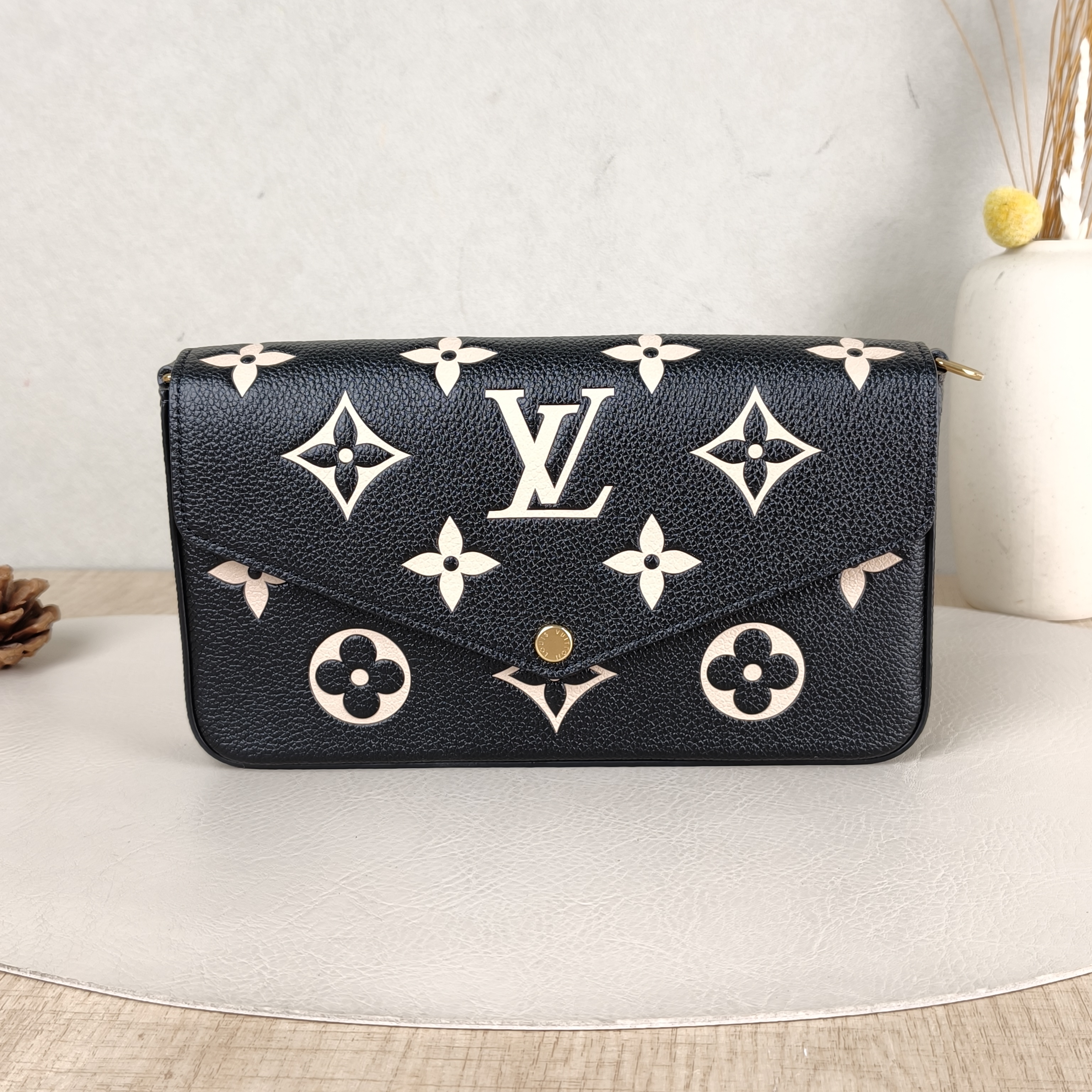 Louis Vuitton Crossbody Bag Pochette Félicie Black · White Calfskin Small21 × 3 × 12 cm