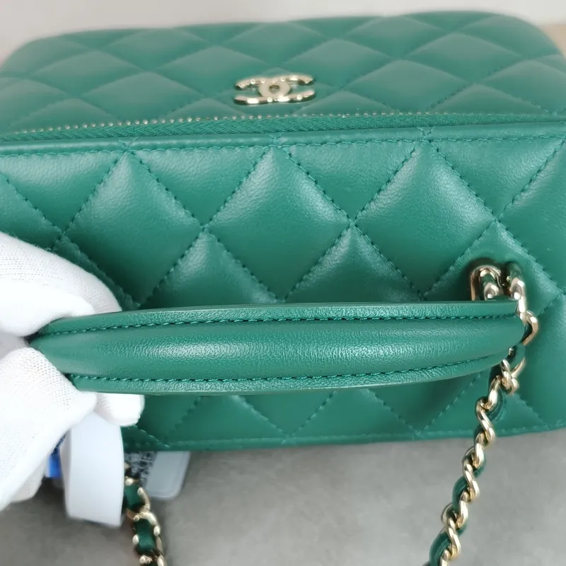Chanel Crossbody Bag Edition Green Lambskinmini16 × 8 × 9.5 cm — detail view 13 of 15