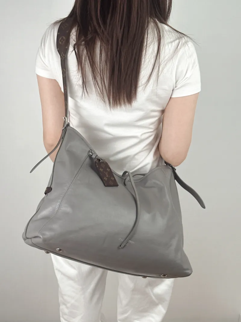 Louis Vuitton Crossbody Bag Carryall Vibe Grey SL ambskin Medium39 × 15 × 30 cm — on-model view 1 of 2