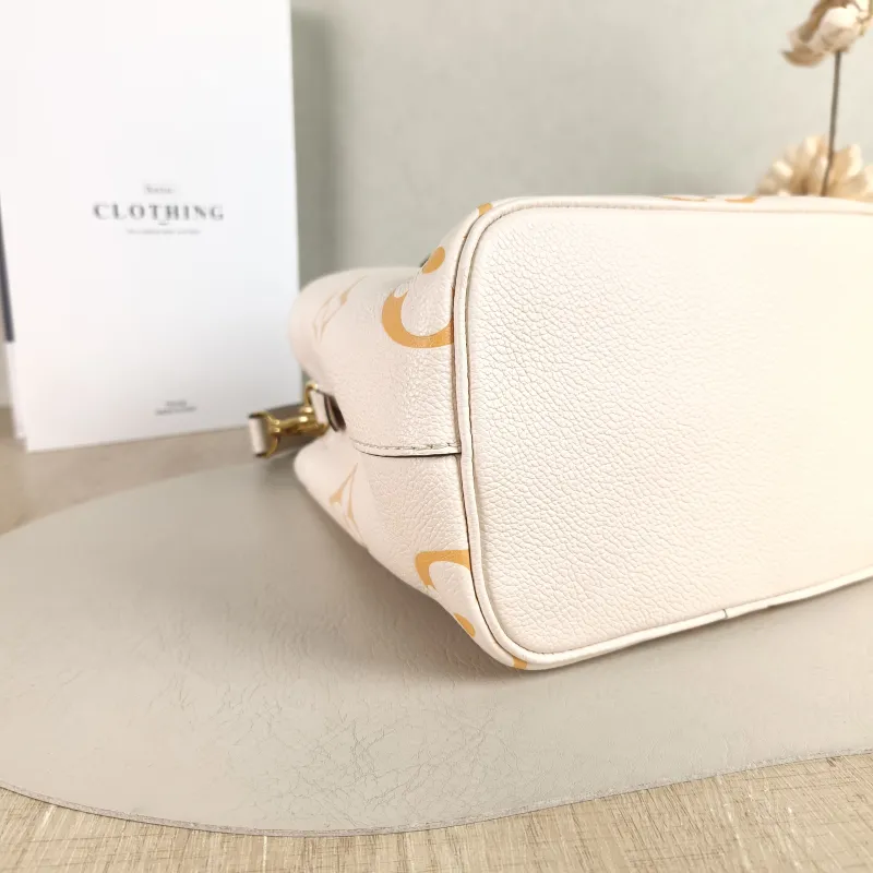 Louis Vuitton Crossbody Bag NÉONOÉ Bucket Bag BB Monogram Empreinte Embossed Calfskin BB 20 × 13 × 20 cm Conditioned — detail view 10 of 11