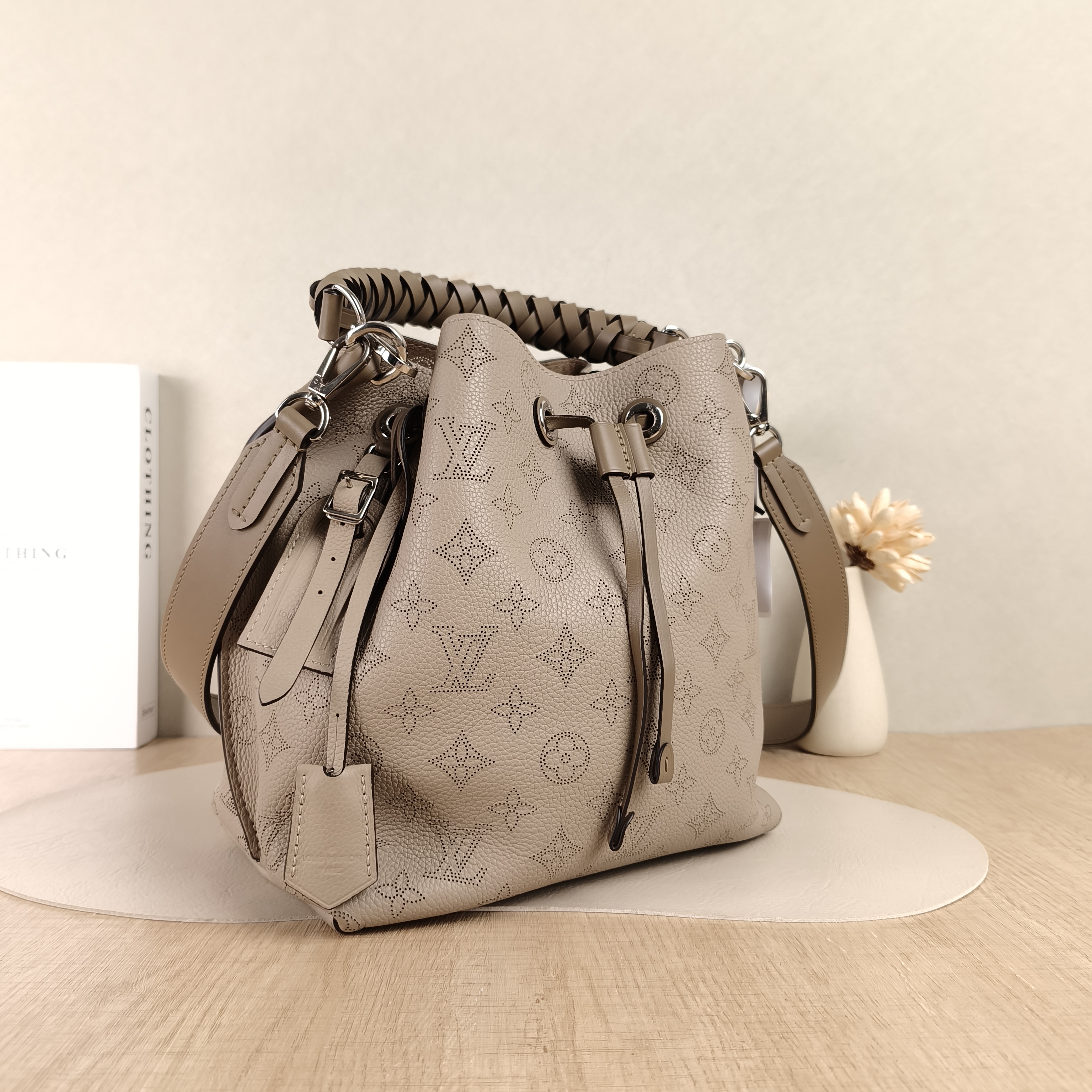 Louis Vuitton Shoulder Bag Muria Grey Calfskin One Size26 × 14 × 26 cm — cover view 5 of 5