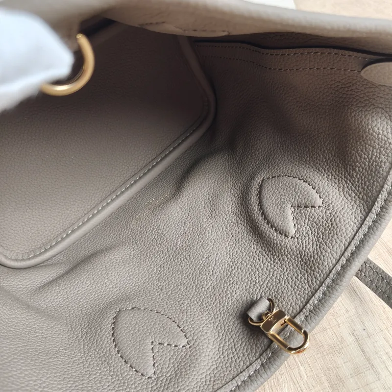 Louis Vuitton Crossbody Bag NEVERFULL INSIDE OUT BB PVC · Calfskin BB 26.5 × 11 × 16.5 cm — detail view 1 of 12