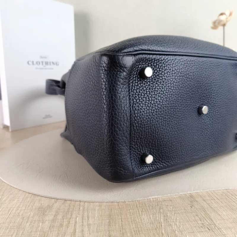 Hermès Crossbody Bag Lindy 26 Navy TC Calfskin Small 26 × 12 × 18 cm A Conditioned — detail view 10 of 10